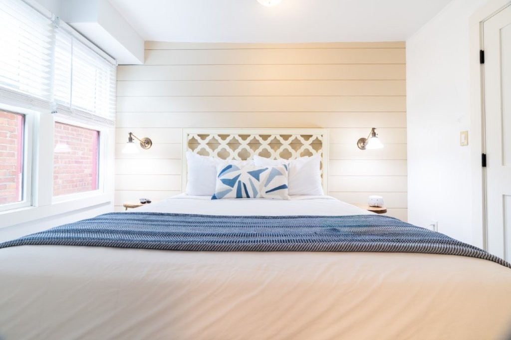 Room with wide bed and window