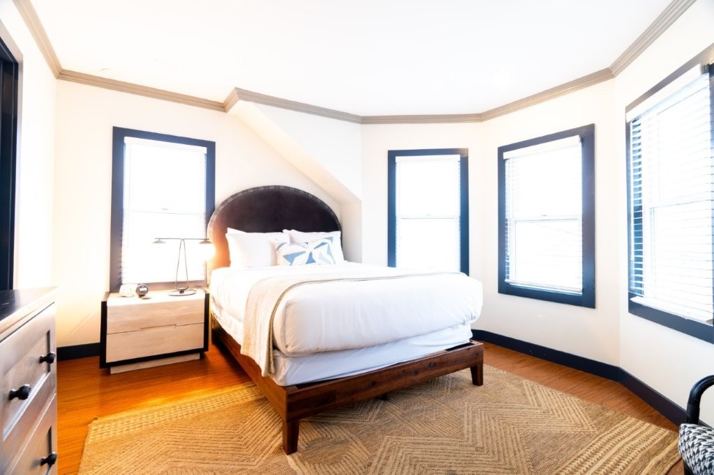 Guest room with curved window wall