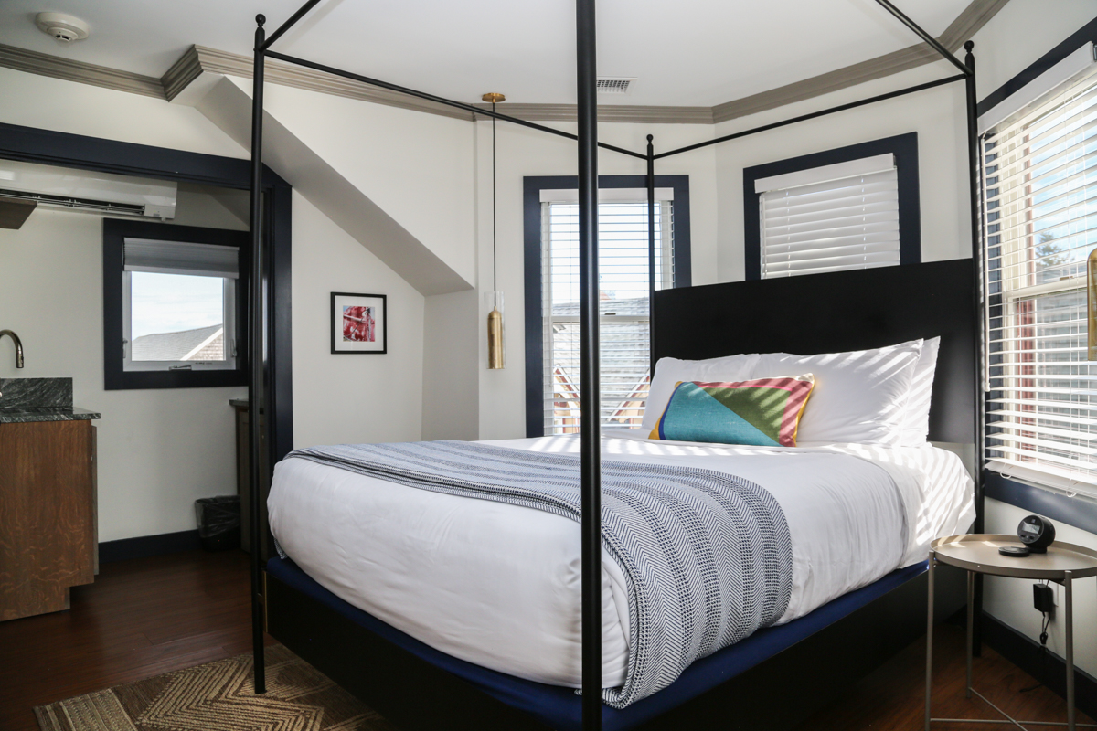 Queen Standard Room with Wet Bar
