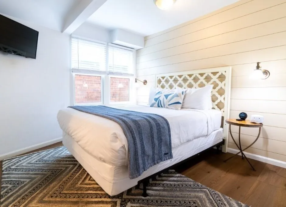 Room with wide bed and window