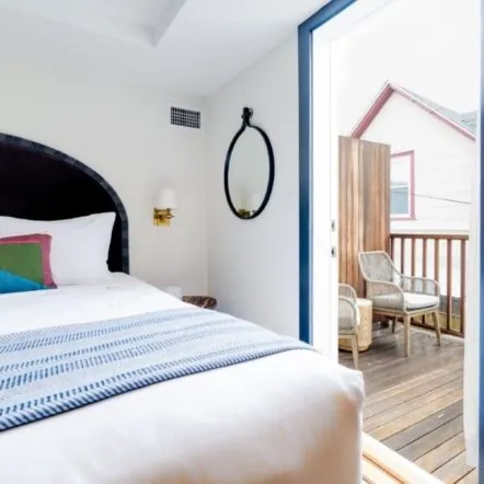 Room with arched headboard and blue blanket