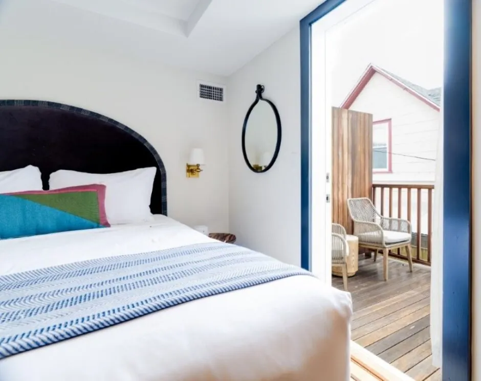 Room with arched headboard and blue blanket