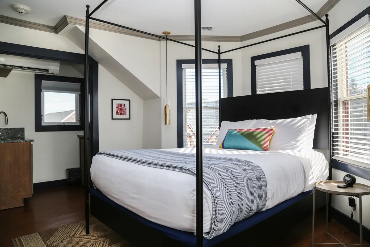 Queen Standard Room with Wet Bar